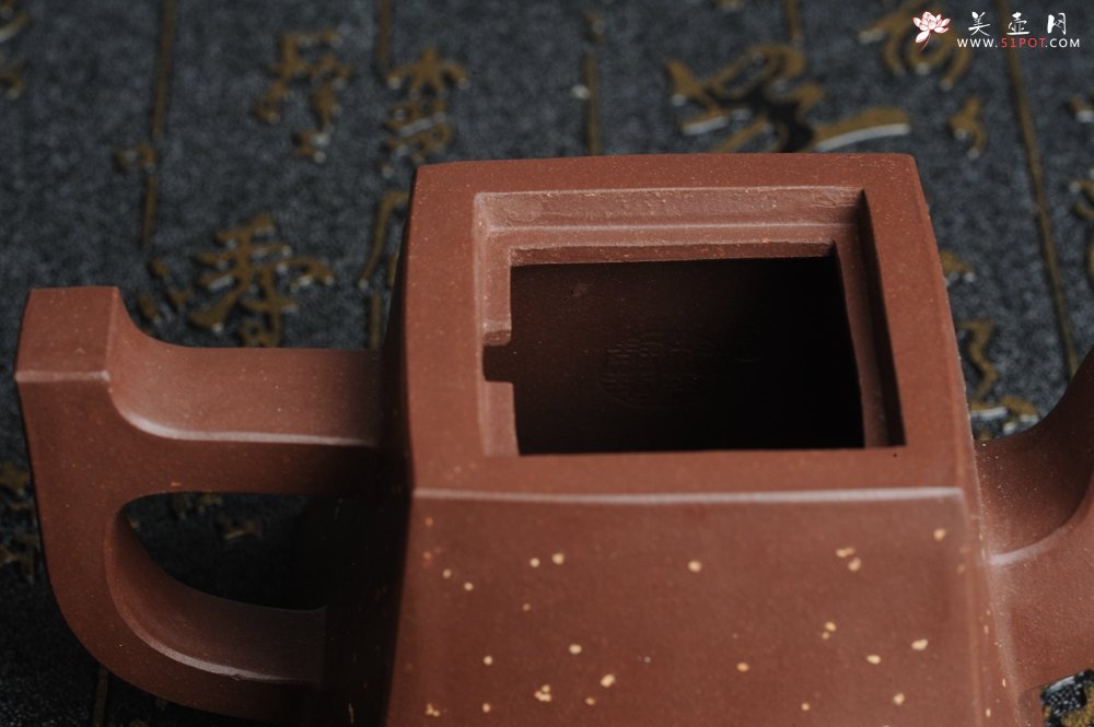 紫砂壶图片：美壶特惠 全手工四方镶制铺砂方钟 一气呵成 口盖完美无暇 未整过口 不露砂 - 美壶网