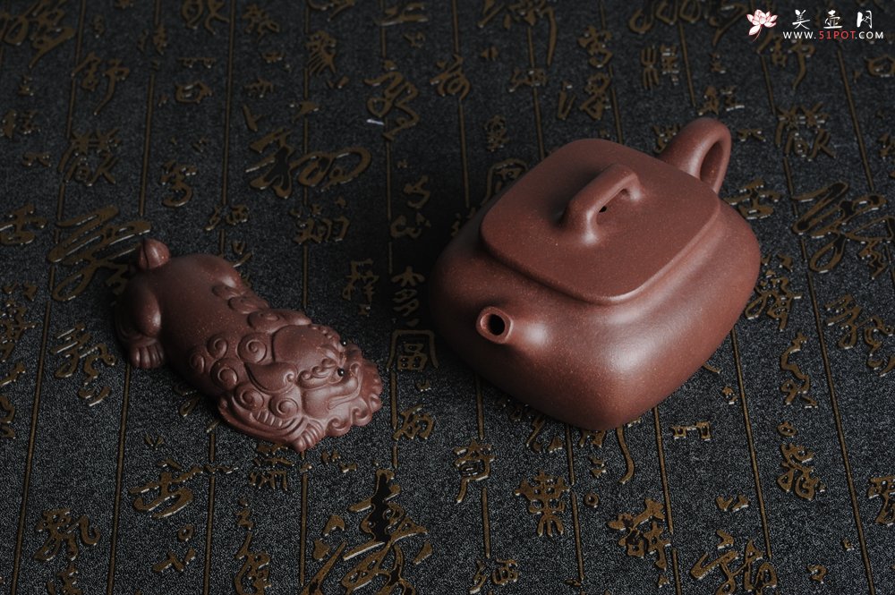 紫砂壶图片：优质紫泥 美壶特惠小四方 泥料油润 一捺底 - 美壶网