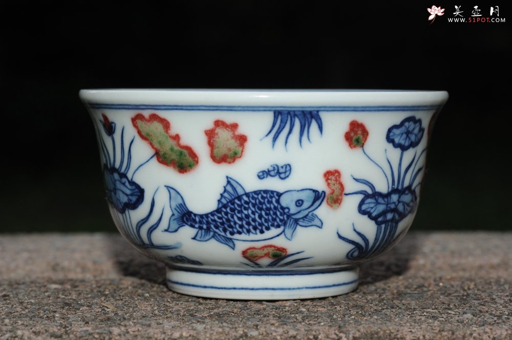 紫砂壶图片：青花釉里红鱼藻纹压手杯 景德镇主人杯  - 美壶网