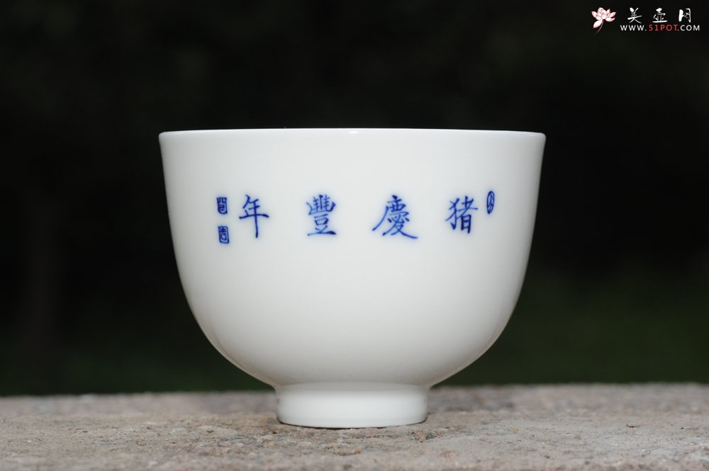 紫砂壶图片：生肖猪 景德镇全手工手绘青花主人杯 - 美壶网