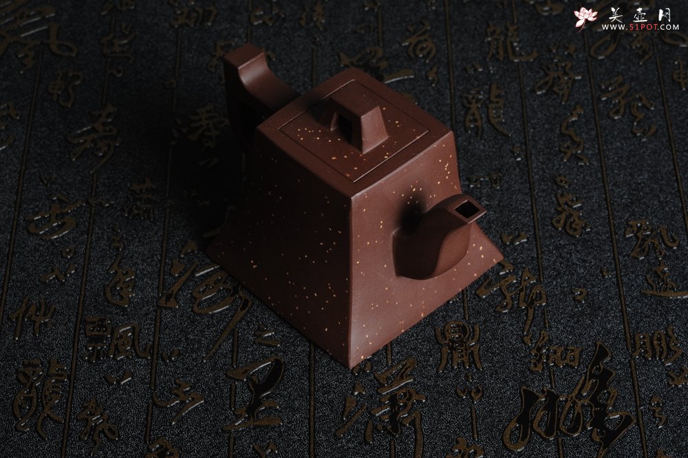 紫砂壶图片：美壶特惠 全手工四方镶制铺砂方钟 一气呵成 口盖完美无暇 未整过口 不露砂 - 美壶网