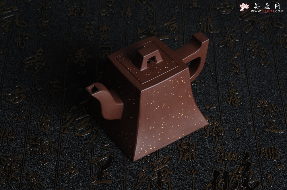 紫砂壶图片：美壶特惠 全手工四方镶制铺砂方钟 一气呵成 口盖完美无暇 未整过口 不露砂 - 美壶网