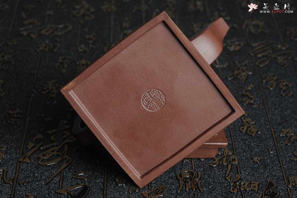 紫砂壶图片：美壶特惠 全手工四方镶制铺砂方钟 一气呵成 口盖完美无暇 未整过口 不露砂 - 美壶网