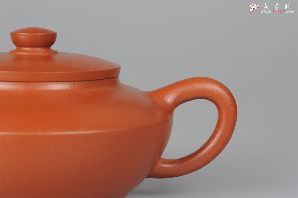 紫砂壶图片：精品朱泥全手工折肩加刹凹成型汉扁 作品老辣 老味十足 - 美壶网