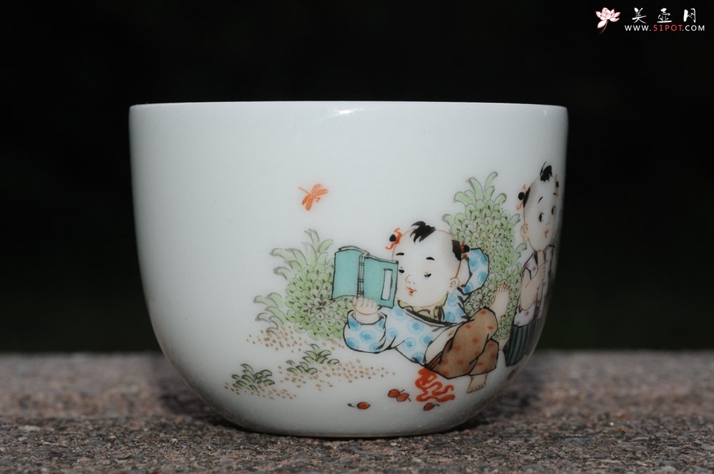 紫砂壶图片：双童子读小人书扇扇子 景德镇主人杯 - 美壶网