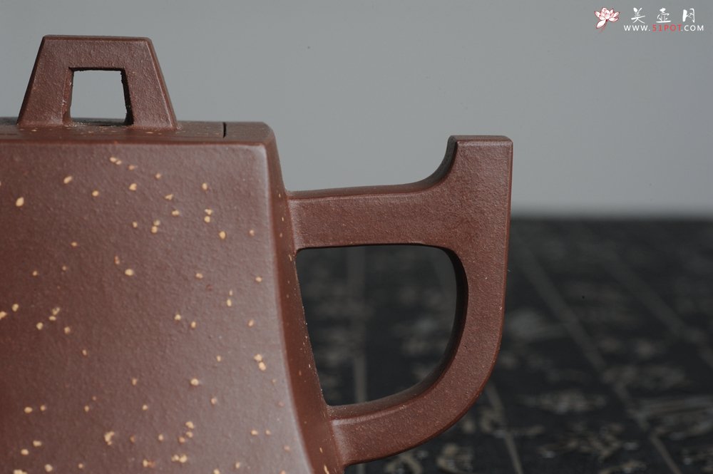 紫砂壶图片：美壶特惠 全手工四方镶制铺砂方钟 一气呵成 口盖完美无暇 未整过口 不露砂 - 美壶网