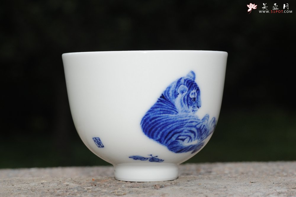 紫砂壶图片：生肖虎 景德镇全手工手绘青花主人杯  - 美壶网