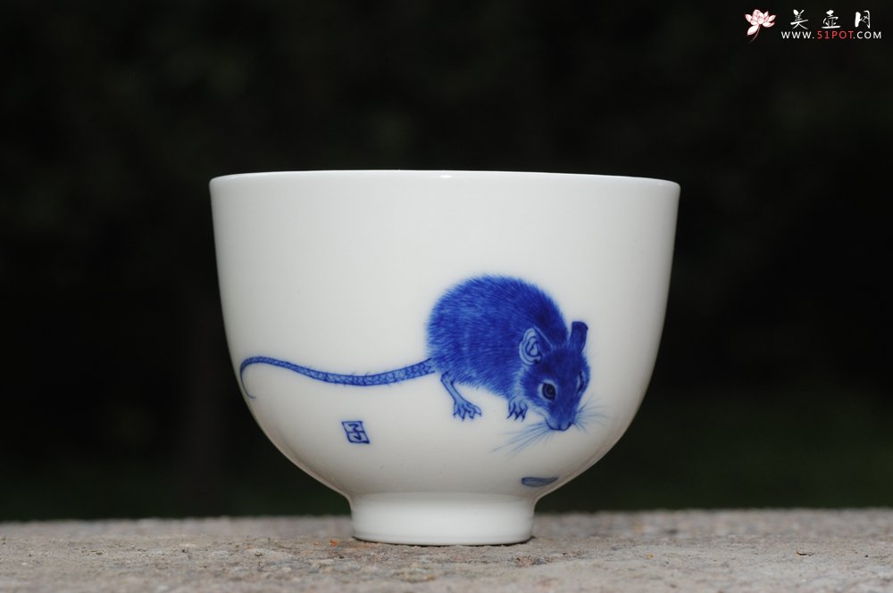 紫砂壶图片：生肖鼠 景德镇全手工手绘青花主人杯 - 美壶网