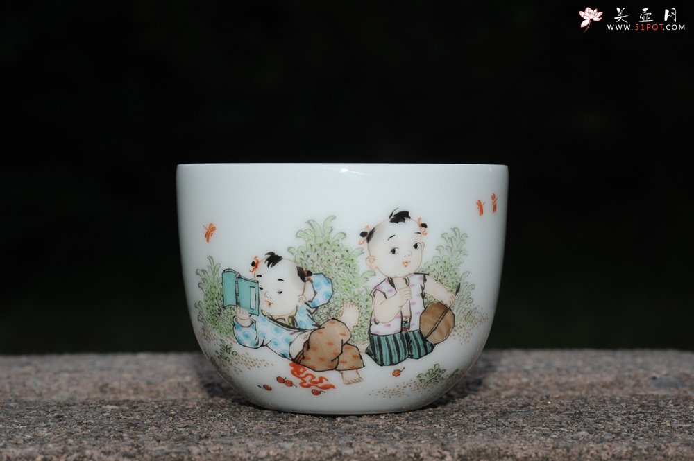 紫砂壶图片：双童子读小人书扇扇子 景德镇主人杯 - 美壶网