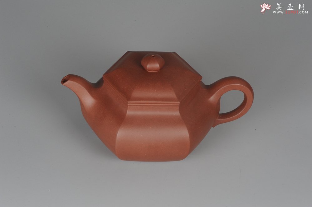 紫砂壶图片：气势磅礴 线面挺括平正 全手工六方仿古壶 - 美壶网