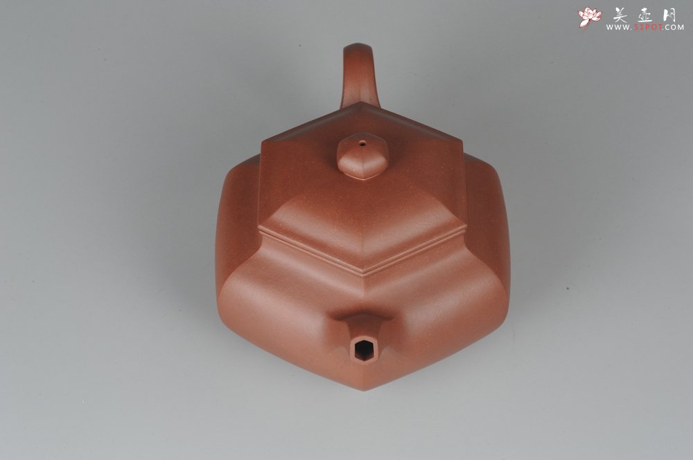 紫砂壶图片：气势磅礴 线面挺括平正 全手工六方仿古壶 - 美壶网