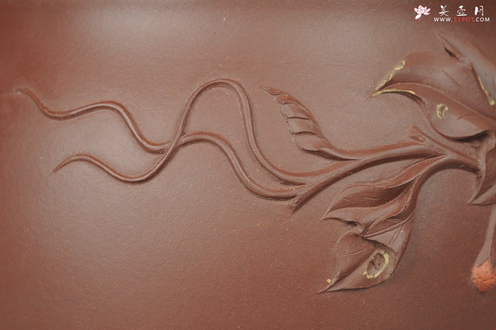 紫砂壶图片：精品花货 事事如意 贴花草莓技艺精湛 - 美壶网