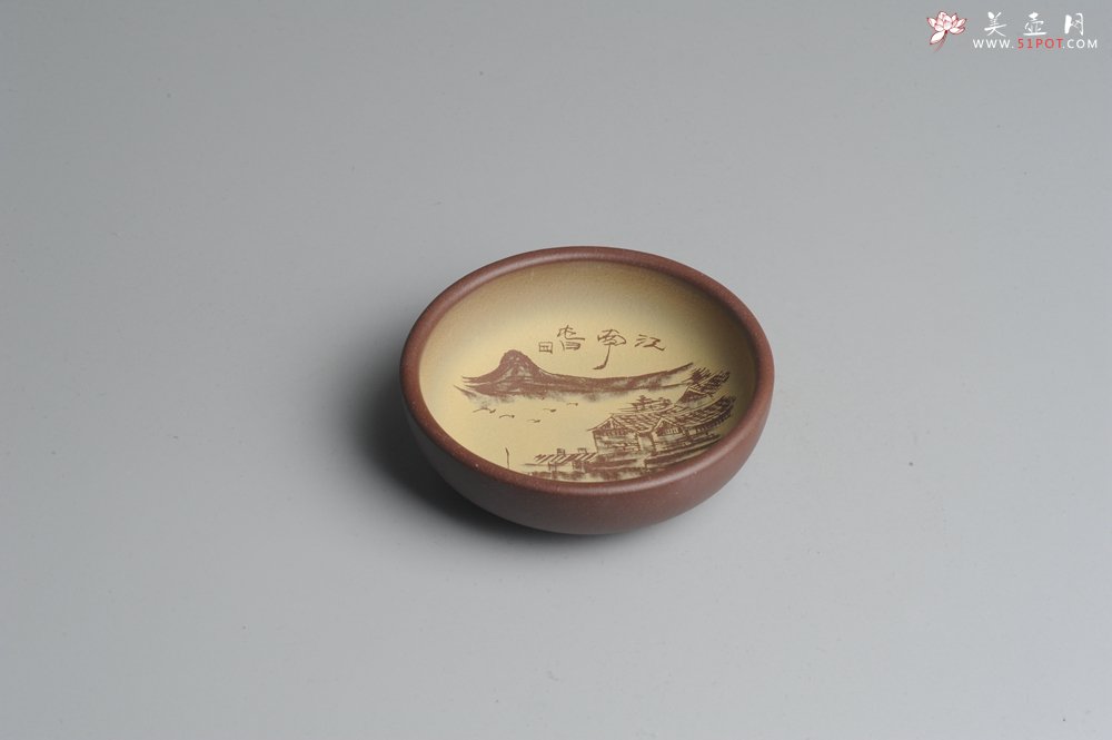 紫砂壶图片：美杯特惠 精品山水杯 醉江南 紫泥粉段泥 各不同^_^好玩 直径8.7cm - 美壶网