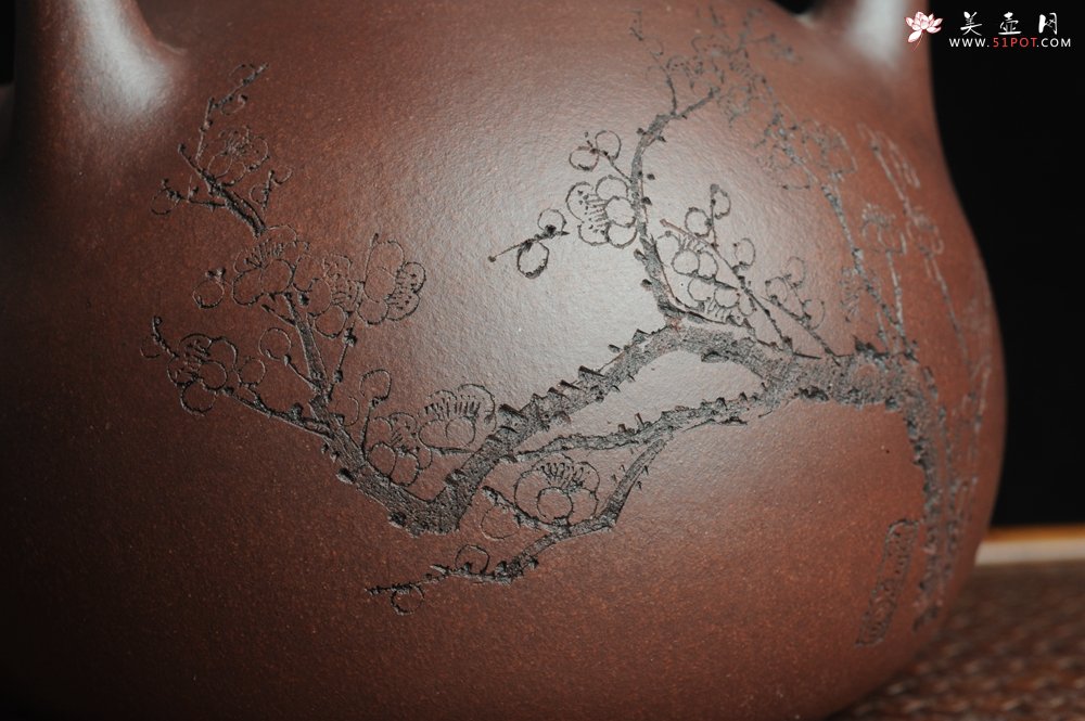 紫砂壶图片：全手工精品东坡提梁壶 难度大 精心装饰梅花 暗香袭来 - 美壶网