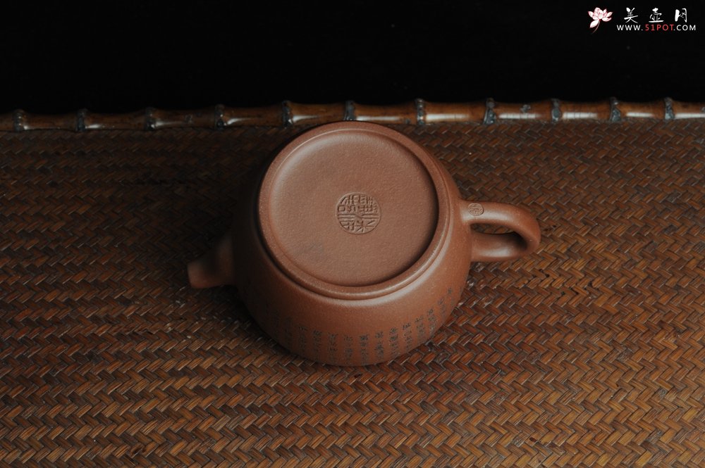 紫砂壶图片：美壶特惠 优质紫泥心经汉瓦 陈俊儒精心装饰 文气十足 - 美壶网