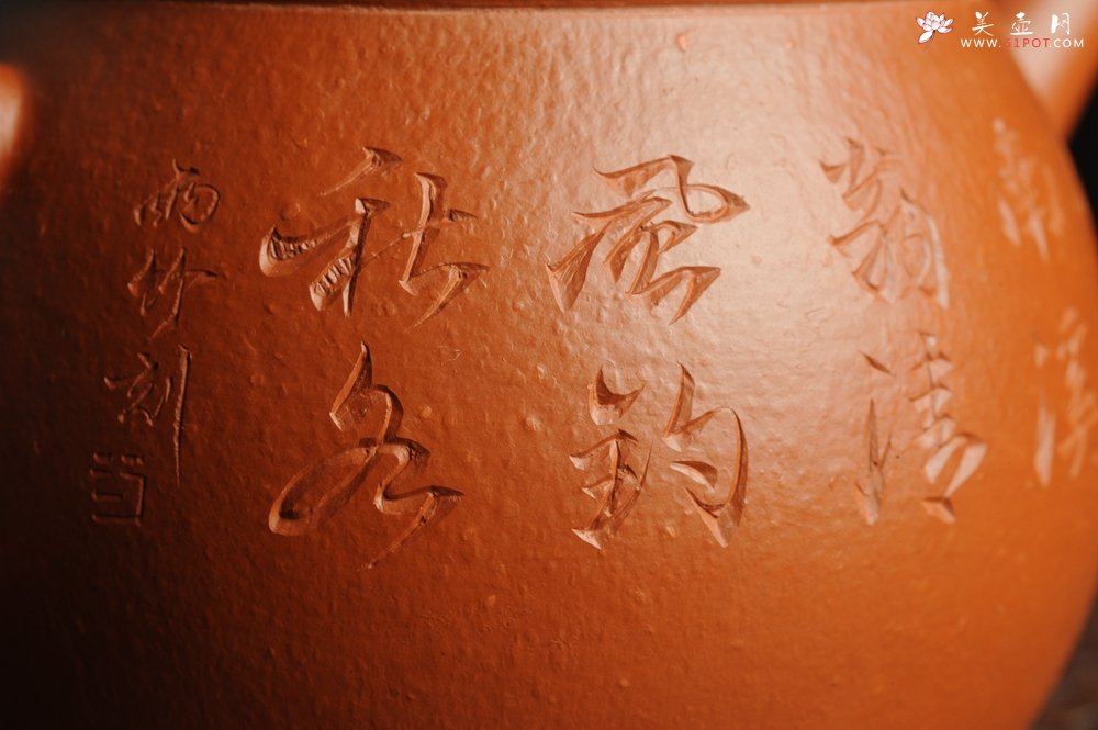 紫砂壶图片：优质赵庄朱泥全手工汉瓦 方健双刀文气装饰独钓寒江图 - 美壶网