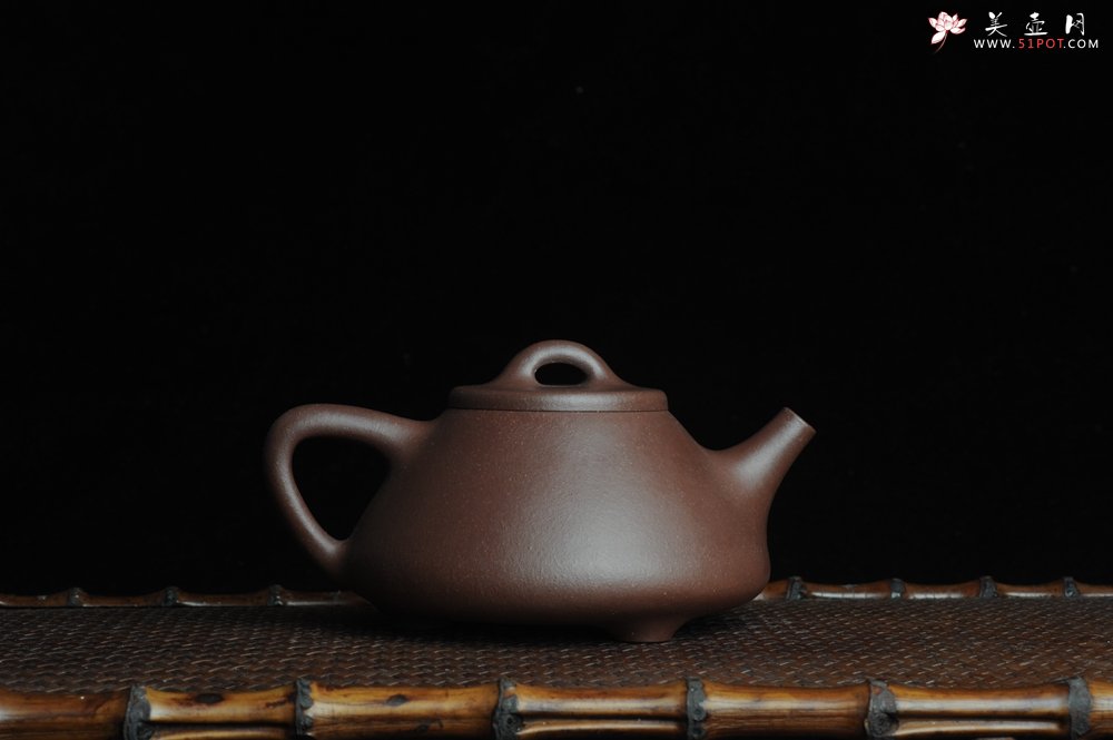紫砂壶图片：优质紫泥 全手工摹古子冶石瓢 骨肉匀挺 桑宝安高徒孙嘉宜文气装饰 行之以躬 不言而信 - 美壶网
