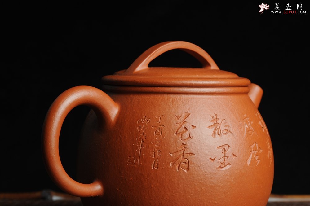 紫砂壶图片：优质赵庄朱泥全手工汉瓦 方健双刀文气装饰悟道罗汉图 - 美壶网