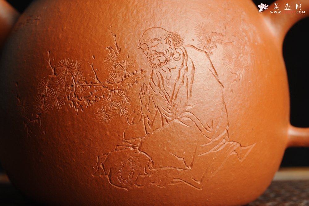 紫砂壶图片：优质赵庄朱泥全手工汉瓦 方健双刀文气装饰悟道罗汉图 - 美壶网