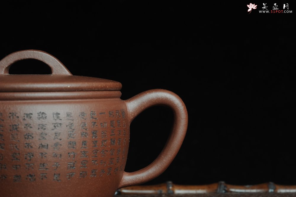 紫砂壶图片：美壶特惠 优质紫泥心经汉瓦 陈俊儒精心装饰 文气十足 - 美壶网