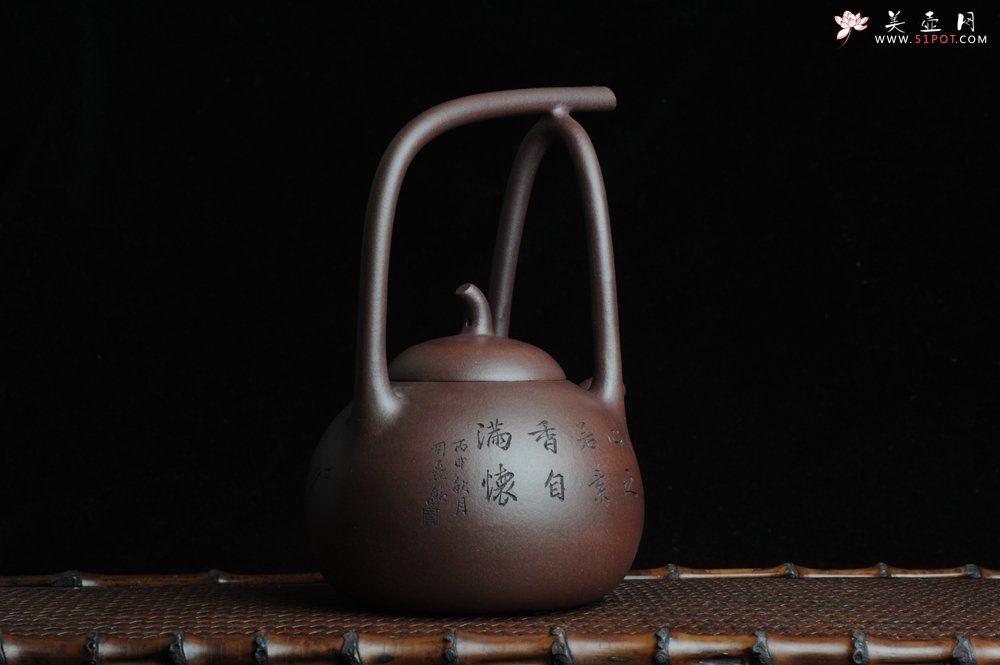 紫砂壶图片：全手工精品东坡提梁壶 难度大 精心装饰梅花 暗香袭来 - 美壶网