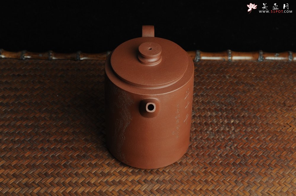 紫砂壶图片：美壶特惠 精品圆础 助工俞霞即兴装饰 品茶但得水山峡 美酒何须斗十千 - 美壶网