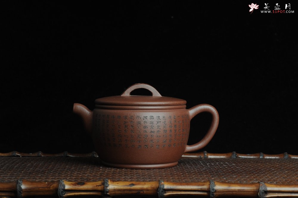 紫砂壶图片：美壶特惠 优质紫泥心经汉瓦 陈俊儒精心装饰 文气十足 - 美壶网