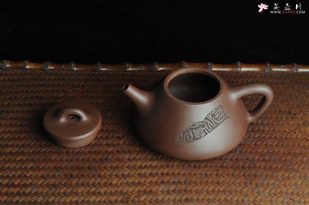 紫砂壶图片：全手工摹古子冶石瓢 骨肉匀挺 桑宝安高徒孙嘉宜文气装饰 静以修身 俭以养德 - 美壶网