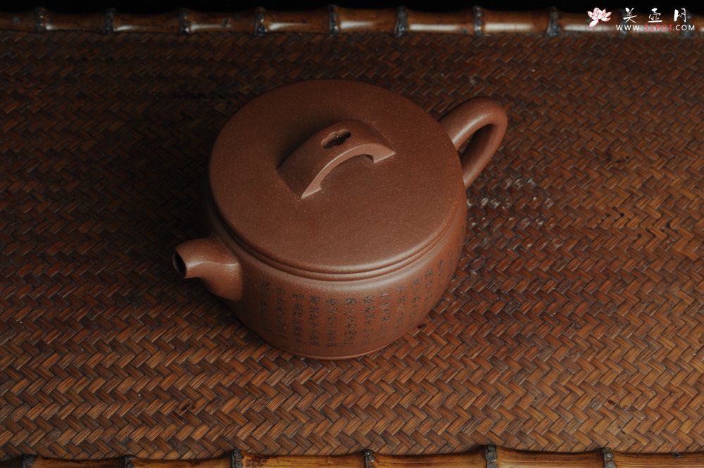 紫砂壶图片：美壶特惠 优质紫泥心经汉瓦 陈俊儒精心装饰 文气十足 - 美壶网