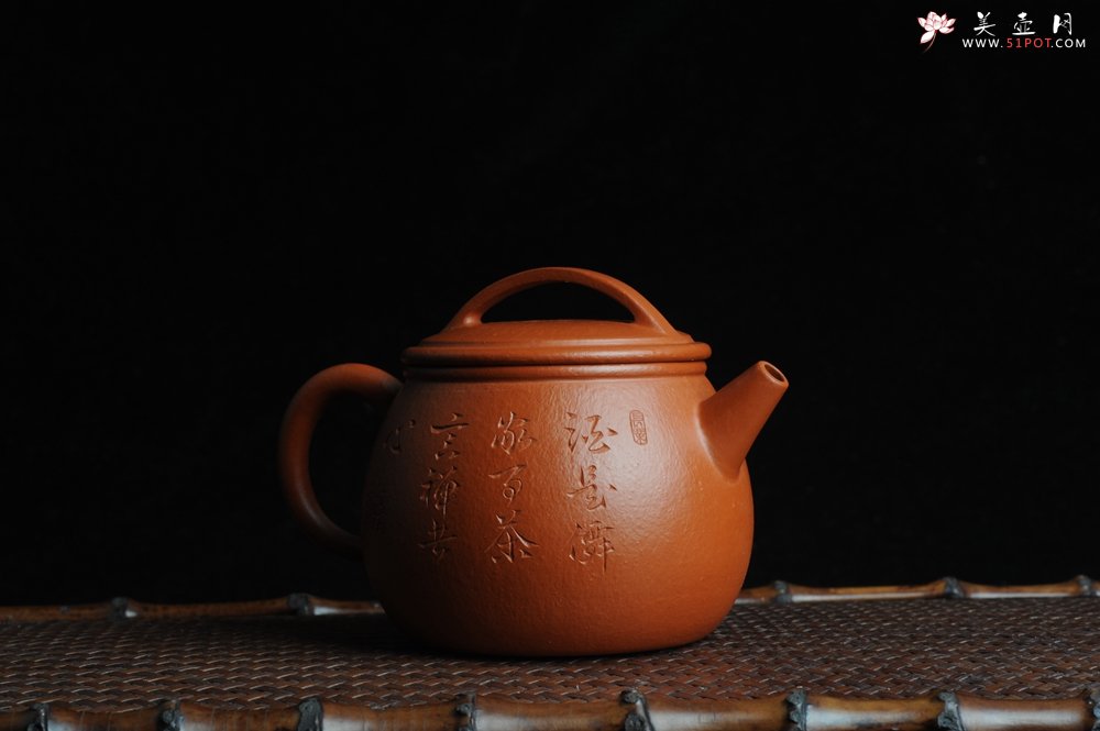 紫砂壶图片：优质赵庄朱泥全手工汉瓦 方健双刀文气装饰静心罗汉图 - 美壶网