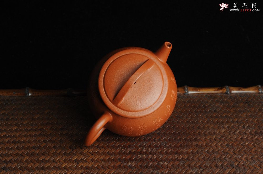 紫砂壶图片：优质赵庄朱泥全手工汉瓦 方健双刀文气装饰悟道罗汉图 - 美壶网