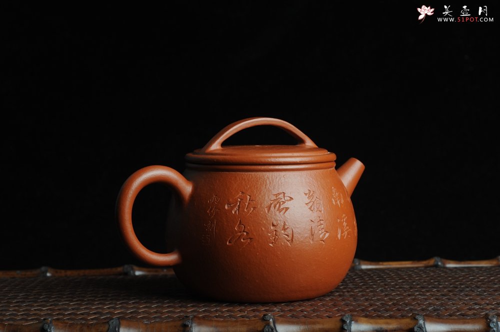 紫砂壶图片：优质赵庄朱泥全手工汉瓦 方健双刀文气装饰独钓寒江图 - 美壶网