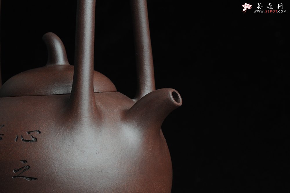 紫砂壶图片：全手工精品东坡提梁壶 难度大 精心装饰梅花 暗香袭来 - 美壶网
