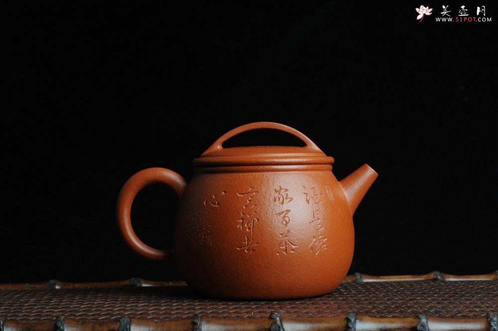 紫砂壶图片：优质赵庄朱泥全手工汉瓦 方健双刀文气装饰静心罗汉图 - 美壶网