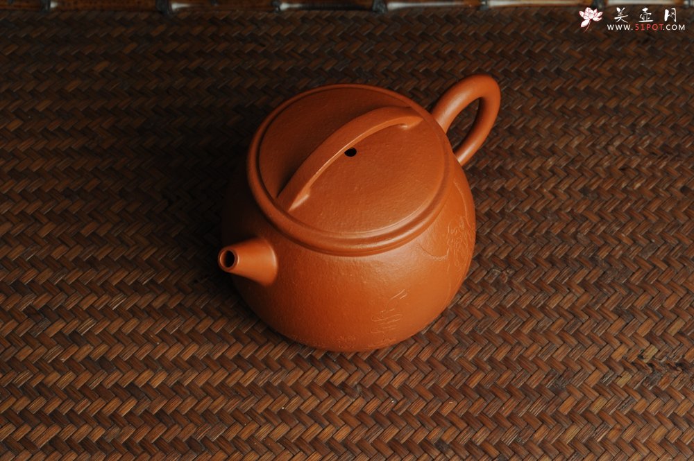 紫砂壶图片：优质赵庄朱泥全手工汉瓦 方健双刀文气装饰静心罗汉图 - 美壶网