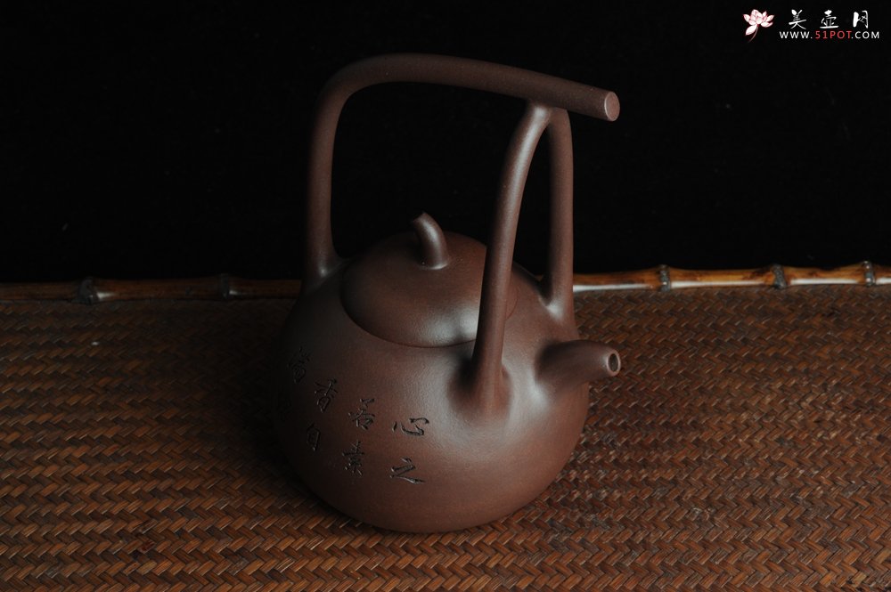 紫砂壶图片：全手工精品东坡提梁壶 难度大 精心装饰梅花 暗香袭来 - 美壶网