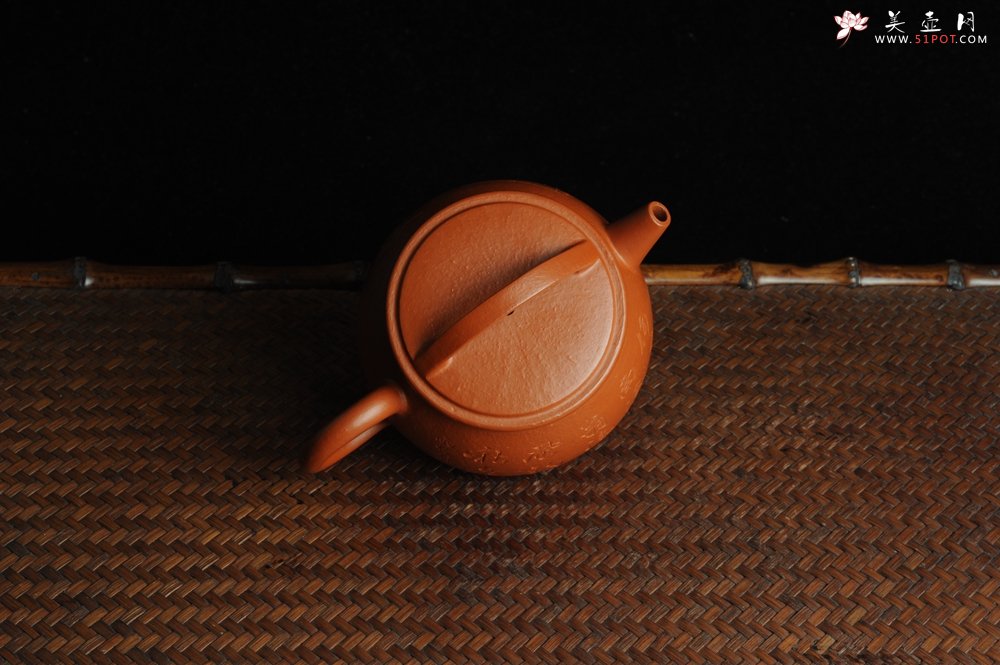 紫砂壶图片：优质赵庄朱泥全手工汉瓦 方健双刀文气装饰独钓寒江图 - 美壶网