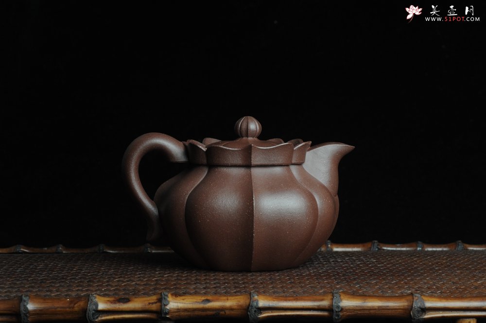 紫砂壶图片：优质紫泥莲花僧帽 线条干净利落 - 美壶网