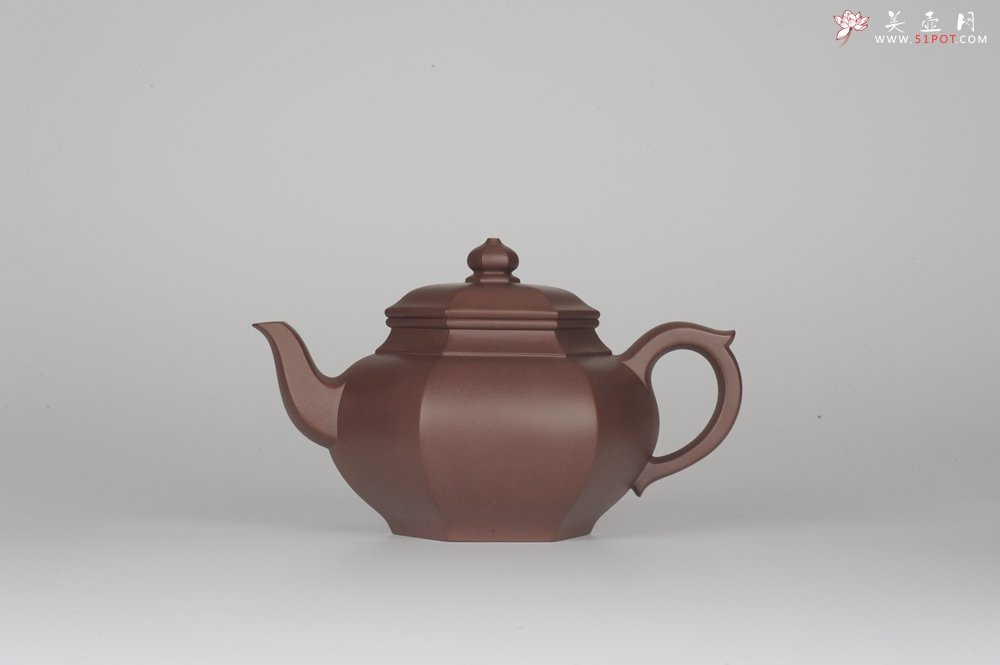 紫砂壶图片：气势磅礴 线面挺括 全手工精工老紫泥六方笑樱壶 - 美壶网