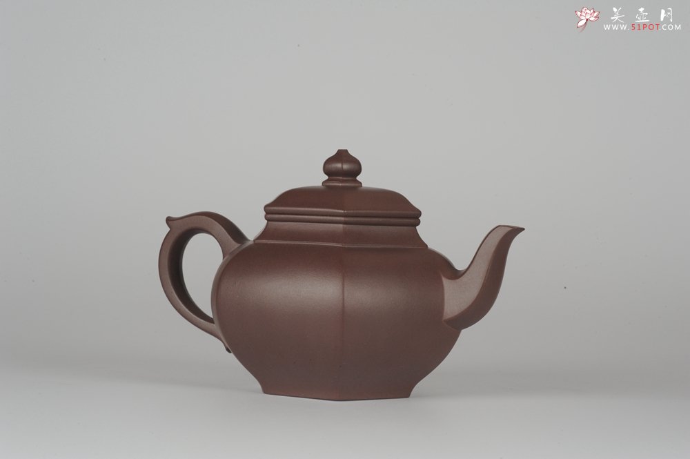 紫砂壶图片：气势磅礴 线面挺括 全手工精工老紫泥六方笑樱壶 - 美壶网