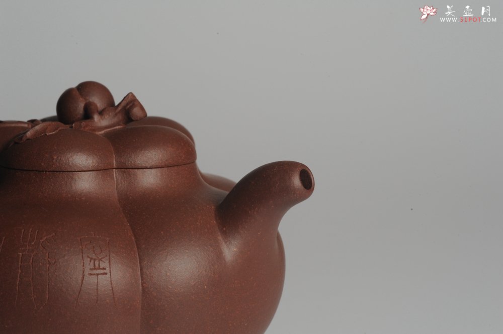 紫砂壶图片：精品全手工上合桃 助工俞霞即兴装饰 - 美壶网