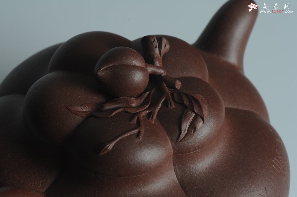 紫砂壶图片：精品全手工上合桃 助工俞霞即兴装饰 - 美壶网