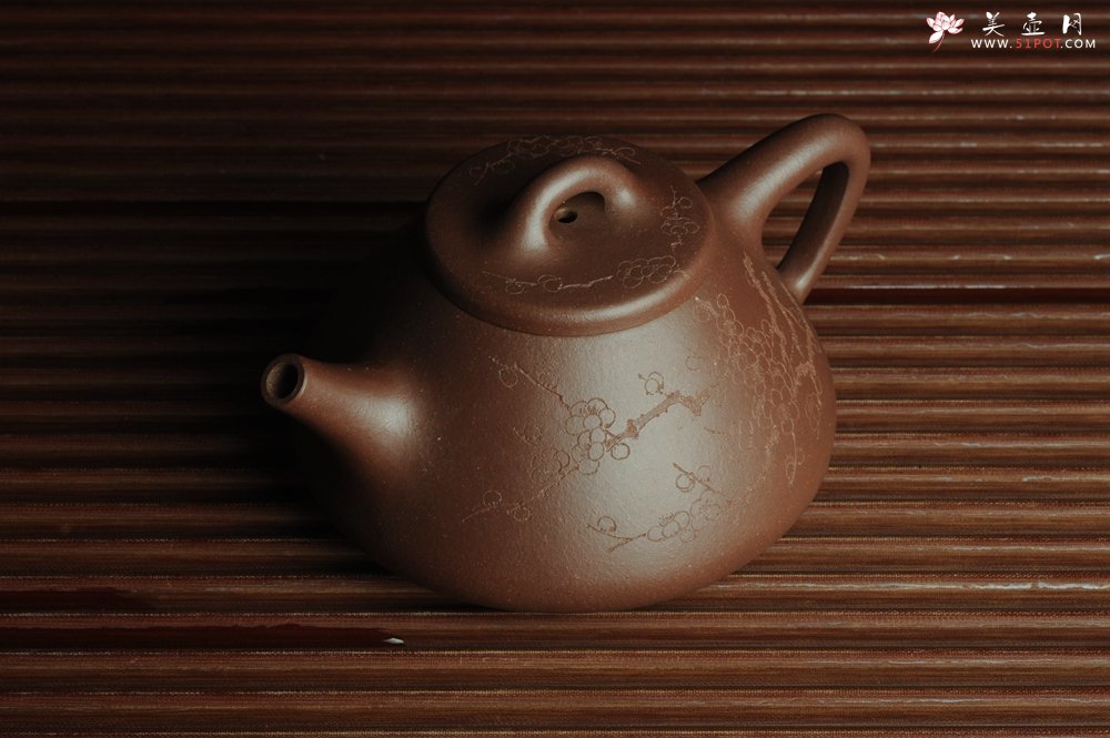 紫砂壶图片：优质紫泥 全手工摹古子冶石瓢 骨肉匀挺 清茗堂助工文气装饰通转梅花 暗香袭来 - 美壶网
