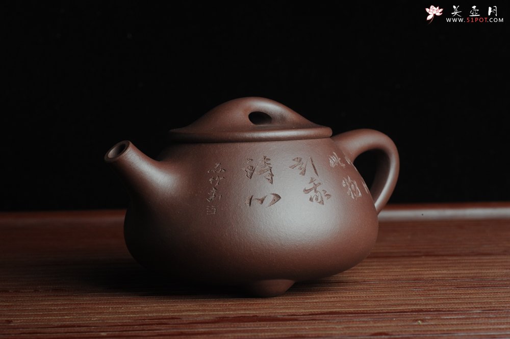 紫砂壶图片：美壶特惠 经典平盖小石瓢 满瓢（景舟石瓢）方健双刀即兴装饰松下高士煮茶图 泥料超好 做工灰常精致 - 美壶网
