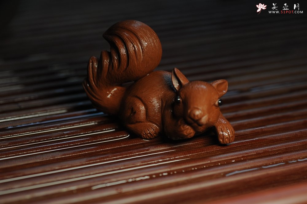 紫砂壶图片：美宠特惠 精致手工茶宠清水泥拉毛松鼠 神态可掬 有趣 - 美壶网