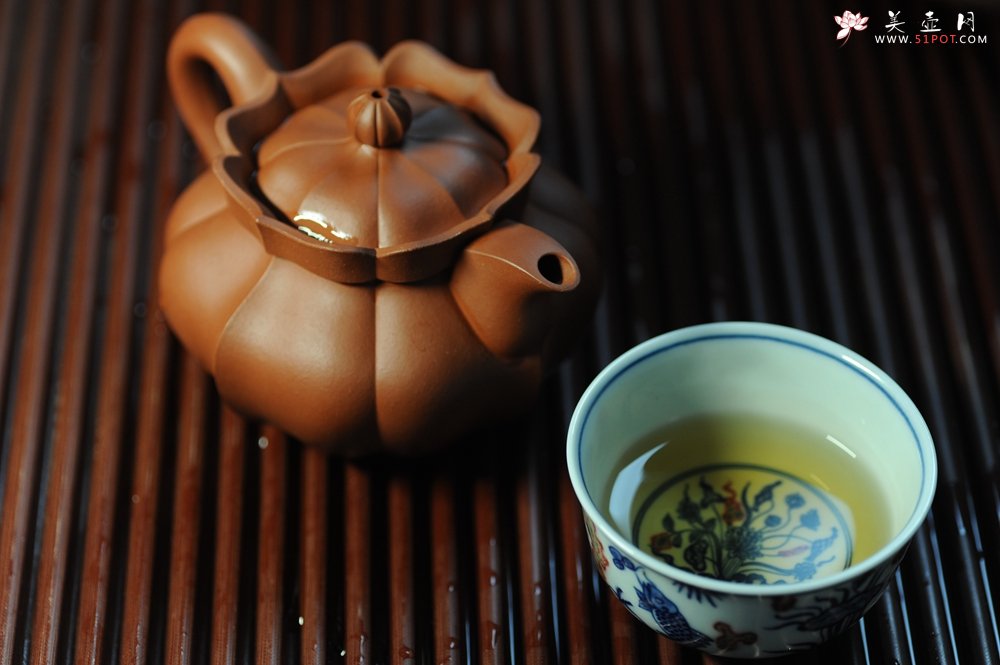 紫砂壶图片：优质清水泥精品莲花僧帽 难度大 线条干净利落 - 美壶网