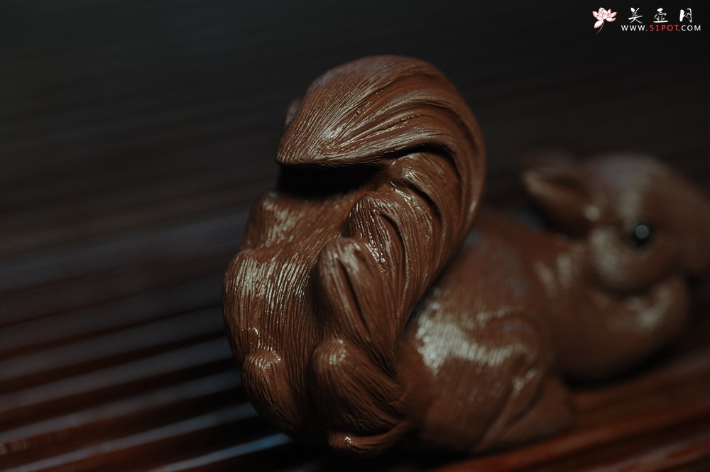 紫砂壶图片：美宠特惠 精致手工茶宠紫泥拉毛松鼠 神态可掬 有趣 - 美壶网