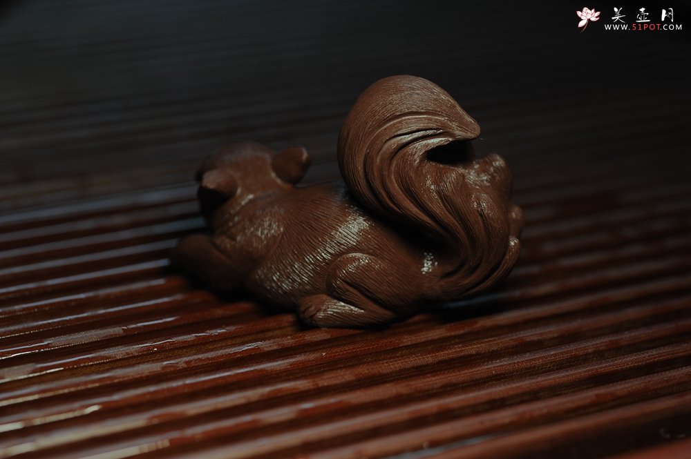 紫砂壶图片：美宠特惠 精致手工茶宠紫泥拉毛松鼠 神态可掬 有趣 - 美壶网