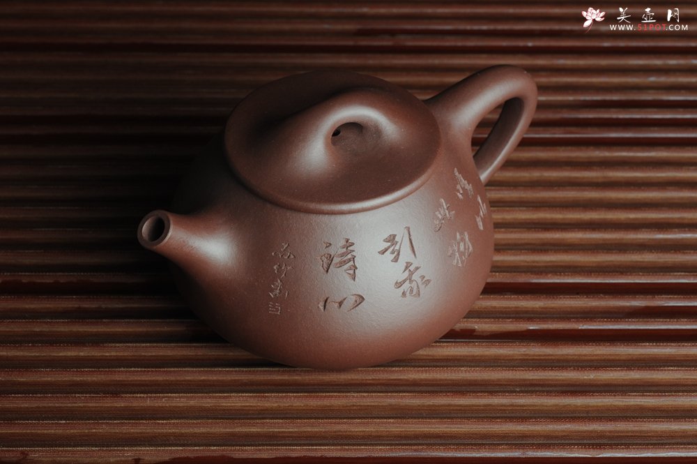 紫砂壶图片：美壶特惠 经典平盖小石瓢 满瓢（景舟石瓢）方健双刀即兴装饰松下高士煮茶图 泥料超好 做工灰常精致 - 美壶网