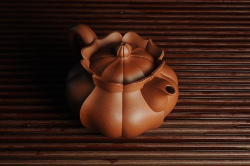 王世平紫砂壶 优质清水泥精品莲花僧帽 难度大 线条干净利落 原矿清水泥